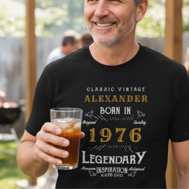 Camiseta Aniversário Personalizado 1976 Adicionar Seu Nome  (1976 black and gold personalized t-shirt)