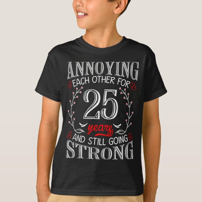 Camiseta Annoying Each Other For 25 Years 25th Wedding Anni (Frente)