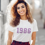 Camiseta Ano de Aniversário | Roxo Na moda de Trendência Mo<br><div class="desc">Na moda,  camiseta do ano de nascimento "1986" personalizada no estilo universitário moderno minimalista em bloco,  em roxo lilás. O presente perfeito de aniversário para celebrar seu ano de nascimento,  estabelecimento e vintagem que pode ser facilmente personalizado com seu próprio ano.</div>