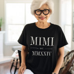 Camiseta Ano Numeral Romano Mimi Estabelecido<br><div class="desc">Um design moderno minimalista para celebrar uma avó cômica,  esta camiseta limpa e mínima apresenta "Mimi" ou a sua escolha de apelido avó em letras brancas de serifa. Personalize com o ano em que ela se tornou avó por baixo de elegantes números romanos para um toque chic.</div>