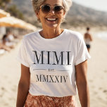 Camiseta Ano Numeral Romano Mimi Estabelecido<br><div class="desc">Um design moderno minimalista para celebrar uma avó cômica,  esta camiseta limpa e mínima apresenta "Mimi" ou a sua escolha de apelido avó em letras negras de serifa. Personalize com o ano em que ela se tornou avó por baixo de elegantes números romanos para um toque chic.</div>