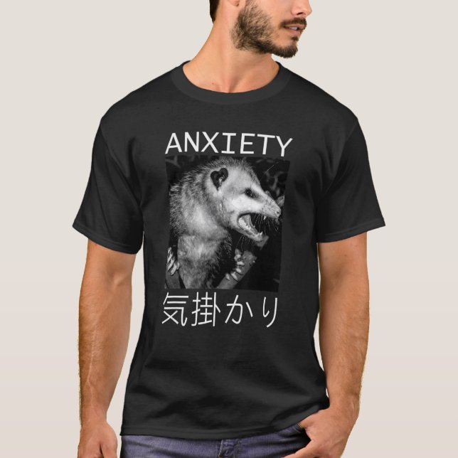 Camiseta Ansiedade Japonesa Possum Texto Ogambm (Frente)