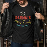 Camiseta Antlers Retro Cores Nome do Monograma do Grupo de<br><div class="desc">Uma camiseta de solteiro preto monograma para os caras que saem celebrando seu melhor amigo em sua última noite como um homem solteiro. Antlers emoldurando sua inicial com seu nome embaixo, a ocasião, e local e ano em cores e fontes retrorreflectoras. Vestir-se em t-shirts correspondentes na festa personalizada com o...</div>