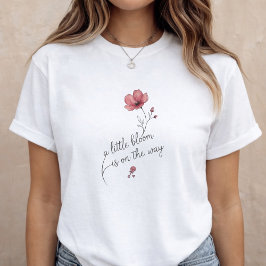 Camiseta Anúncio de Bebê Floral Bloom Revelação de Gravidez