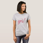 Camiseta Anúncio de noivado Eu disse Sim Noiva para ser<br><div class="desc">Celebre a sua noivado com esta camiseta cinza chic com o texto 'Eu disse Sim!' em uma caligrafia rosa elegante. Uma camiseta fabulosa para a noiva ser. Desenvolvido exclusivamente para você pelo Happy Dolphin Studio. Se precisar de ajuda ou produtos correspondentes,  entre em contato conosco em happydolphinstudio@outlook.com.</div>