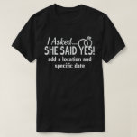 Camiseta Anúncio de noivado Eu Perguntei A Ela Disse Sim ed<br><div class="desc">Pegue esta roupa de anúncio de noivado e comemore o noivado em 2021. Ótima camiseta para o noivo que está prestes a se casar,  uma maneira legal de provar que ela já tem um anel no dedo e disse sim à sua proposta. Prepare-se para a despedida de solteiro!</div>