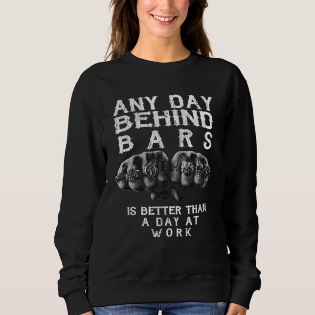 Camiseta Any Day Behind Bars Is Better Than a Day at Work (Frente)