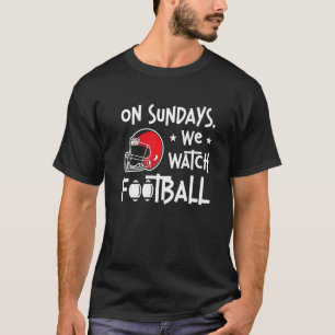 Camiseta Aos domingos, assistimos a Futebol que Lineman ata