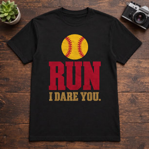 Camiseta Apanhador de Softball Corra Eu Desafio Você Conver