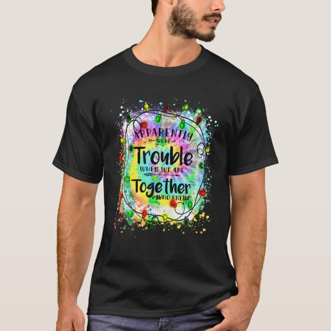 Camiseta Aparentemente, estamos em apuros quando estamos ju (Frente)