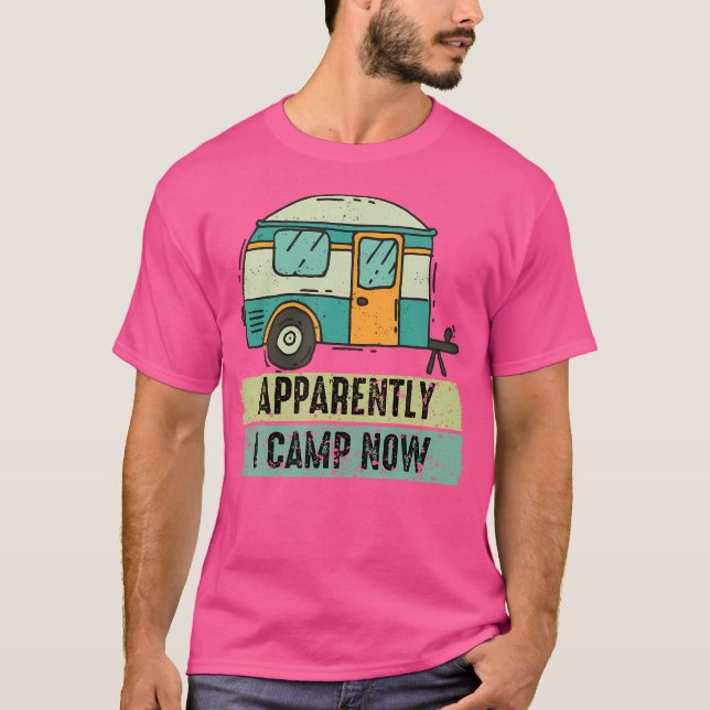Camiseta Aparentemente Eu Acampo Agora Primeiro Acampamento (Frente)