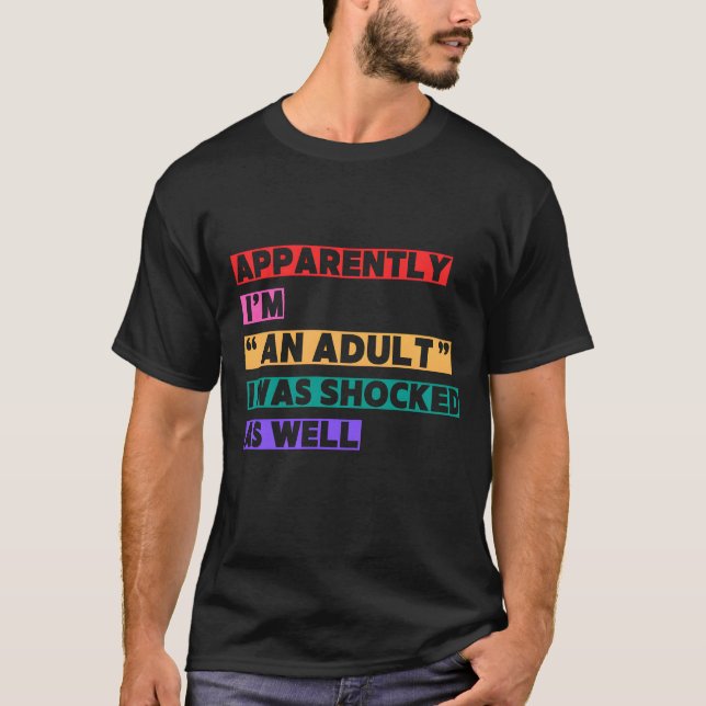 Camiseta Aparentemente eu sou 'Um Adulto' e também fiquei c (Frente)