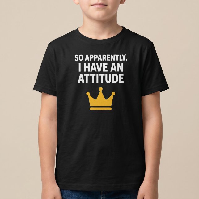 Camiseta 'Aparentemente, Eu Tenho Uma Atitude' (Criador carregado)