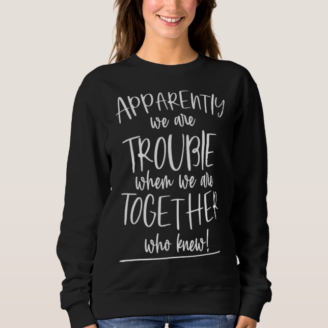 Camiseta Aparentemente, Sentimos Problemas Quando Estamos J (Frente)
