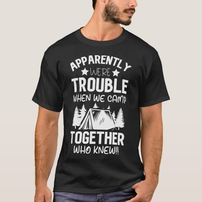 Camiseta Aparentemente Somos Problema Quando Acampamos Junt (Frente)