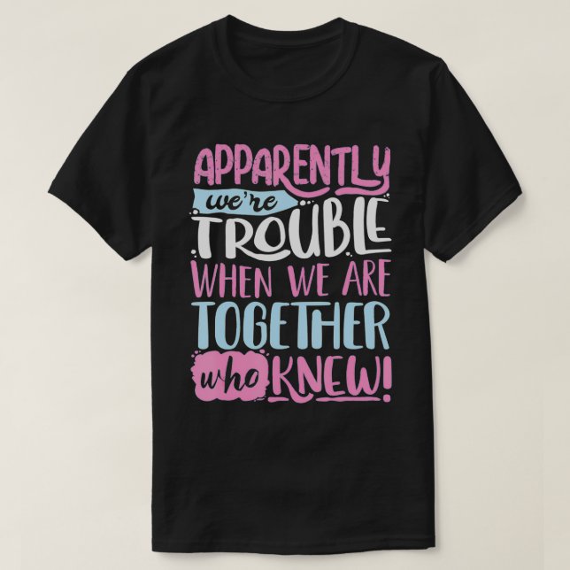 Camiseta Aparentemente, somos um problema quando estamos ju (Frente do Design)