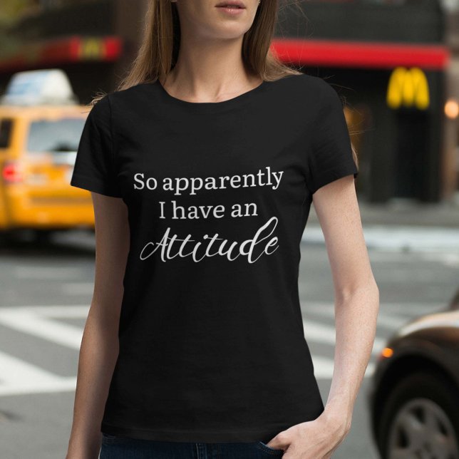 Camiseta Aparentemente Tenho Uma Atitude (Criador carregado)