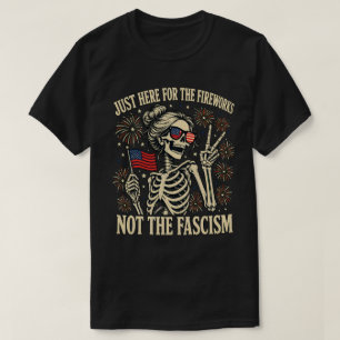 Camiseta Apenas Aqui pelos Fogos de Artifício Não pelo Esqu
