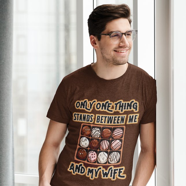 Camiseta Apenas Chocolate Entre Gráficos Engraçados (Criador carregado)