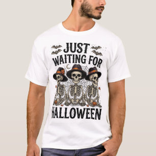 Camiseta Apenas Esperando Halloween Três Esqueletos Chapéus