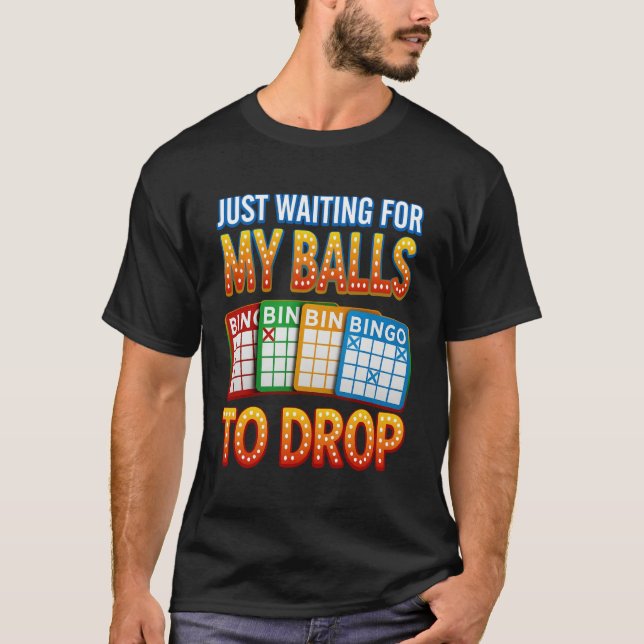 Camiseta Apenas Esperando Minhas Bolas Caírem Jogador de Bi (Frente)