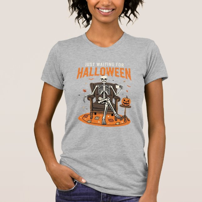 Camiseta Apenas Esperando Pelo Design de Esqueleto de Hallo (Frente)