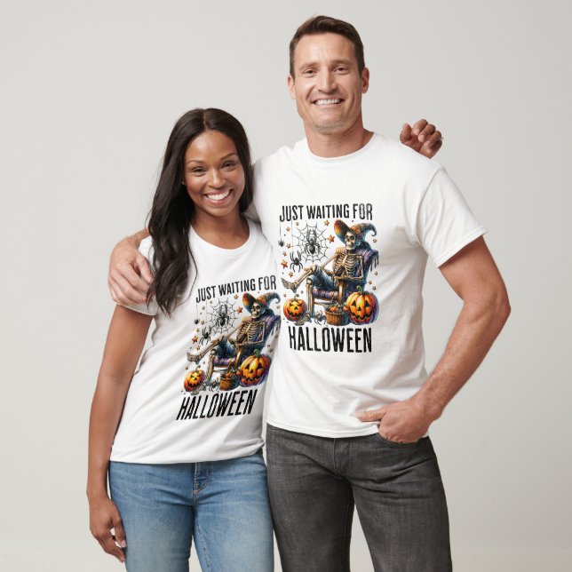 Camiseta Apenas Esperando Pelo Halloween - Halloween (Unissex)