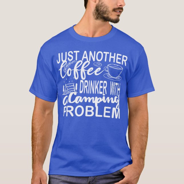 Camiseta Apenas mais um bebedor de café com um problema de  (Frente)
