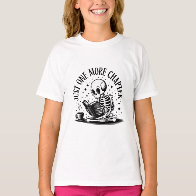 Camiseta Apenas Mais Um Capítulo De Esqueleto Lendo Camisa- (Frente)