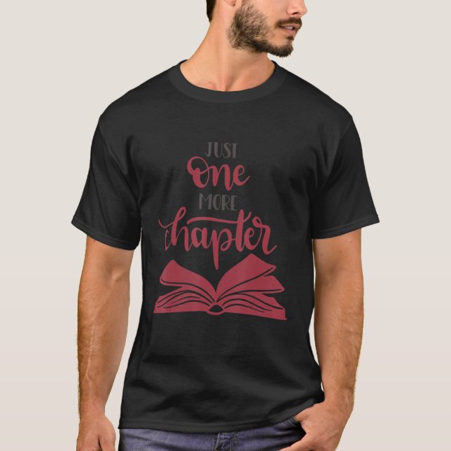 Camiseta Apenas Mais Um Capítulo Lendo Livro Sobre Bibliote (Frente)