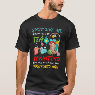 Camiseta Apenas Me Dê Uma Enorme Caneca De Chá Minha Tricô