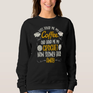 Camiseta Apenas Me Passe Meu Café Me Entregue Meu Crochet A
