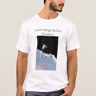 Camiseta Apenas pendurando para fora no trabalho