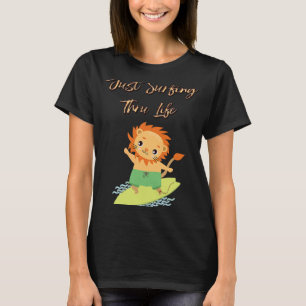 Camiseta Apenas Surfar Através Do Leão De Vida