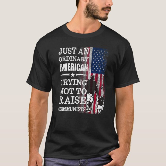 Camiseta Apenas Um Americano Comum Tentando Não Levantar Co (Frente)