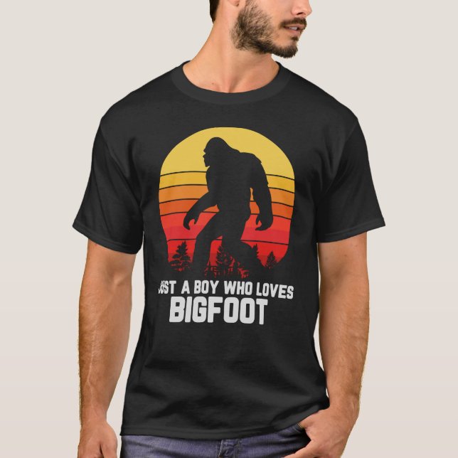 Camiseta Apenas Um Menino Que Ama O BIGFOT | Retro Pé-Grand (Frente)