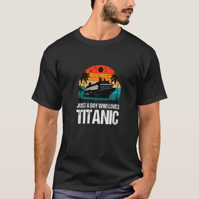 Camiseta Apenas Um Menino Que Ama O Titanic Roupa (Frente)