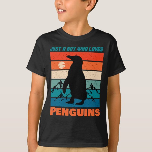 Camiseta Apenas Um Menino Que Ama Pinguins - Retro Animal (Frente)