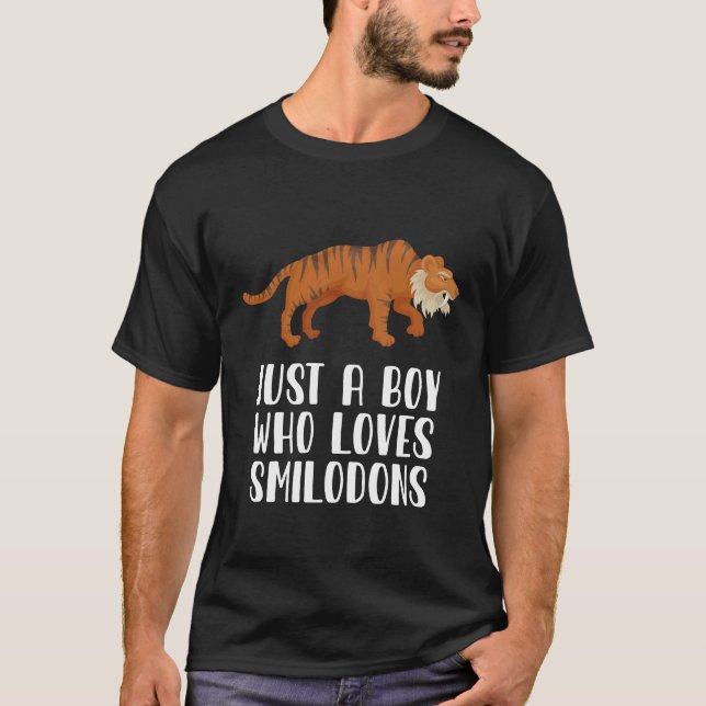 Camiseta Apenas Um Menino Que Ama Smilodons (Frente)