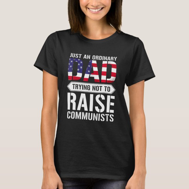 Camiseta Apenas Um Pai Comum Tentando Não Criar Comunista (Frente)