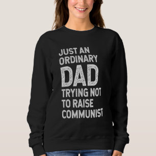 Camiseta Apenas Um Pai Comum Tentando Não Criar Comunista