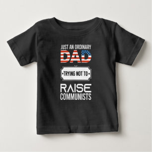 Camiseta Apenas Um Pai Comum Tentando Não Criar Comunista