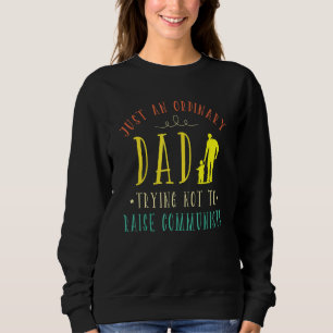 Camiseta Apenas Um Pai Comum Tentando Não Criar Comunista