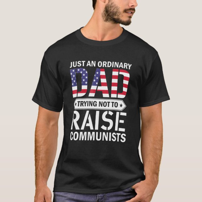Camiseta Apenas Um Pai Comum Tentando Não Criar Comunista (Frente)
