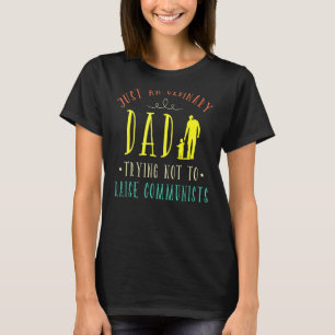 Camiseta Apenas Um Pai Comum Tentando Não Criar Comunista