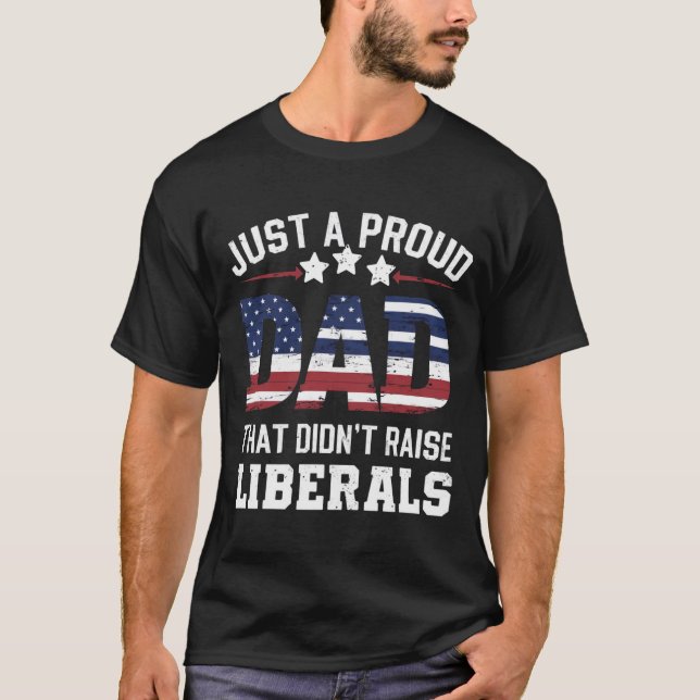 Camiseta Apenas um Pai Orgulhoso que não criou o Pai Libera (Frente)