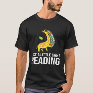 Camiseta Apenas Um Pouco De Luz Lendo Girafa Com Livros Par