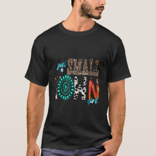 Camiseta Apenas Uma Garota de Pequena Cidade Oncinha Couro