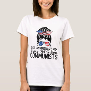 Camiseta Apenas Uma Mãe Comum Tentando Não Criar Comunista