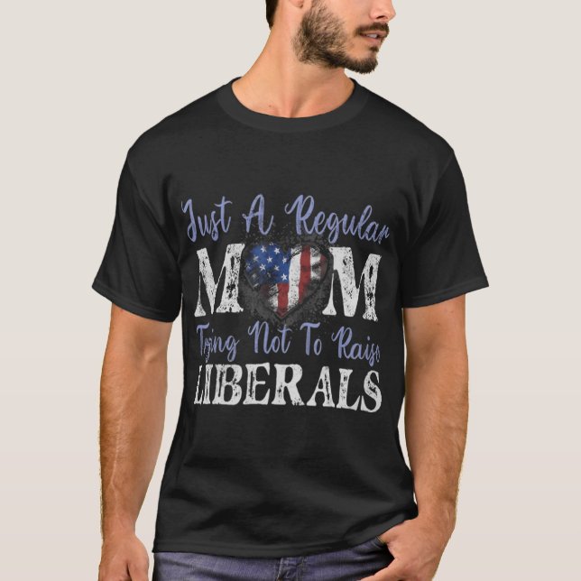 Camiseta Apenas uma mãe normal tentando não criar liberais (Frente)